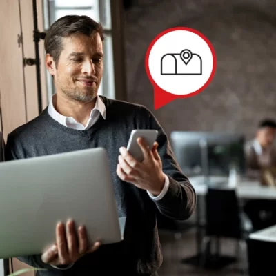 3_Business-owner-using-mail-management-app